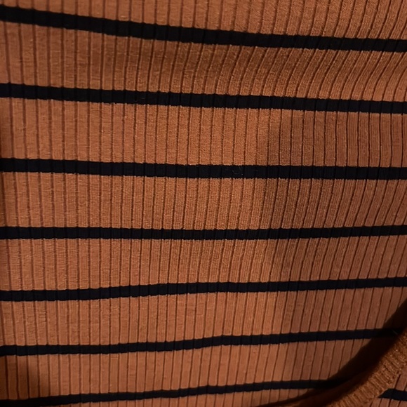 💙🤎Nwot Gorgeous 2 piece set with a ruffle hem crop top & skirt size small! - Picture 4 of 5